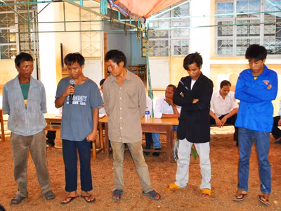 Kiểm điểm các đối tượng mê tín quá khích ở làng Ktu. Trong số đó, có cả đoàn viên thanh niên