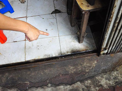 Thời gian gần đây, các loại "bom bẩn" gồm mắm tôm, dầu luyn, cá chết,...hay được các đối tượng đòi nợ dùng để "khủng bố" tinh thần "con nợ". Thời gian gần đây, các loại