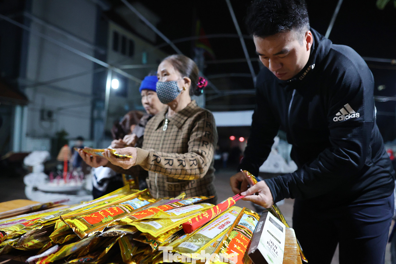 Hầu hết dân trong làng đều tham gia. Họ mang sẵn hương đến hoặc lấy hương trong đình chờ đến giờ châm vào đống lửa giữa sân đình.