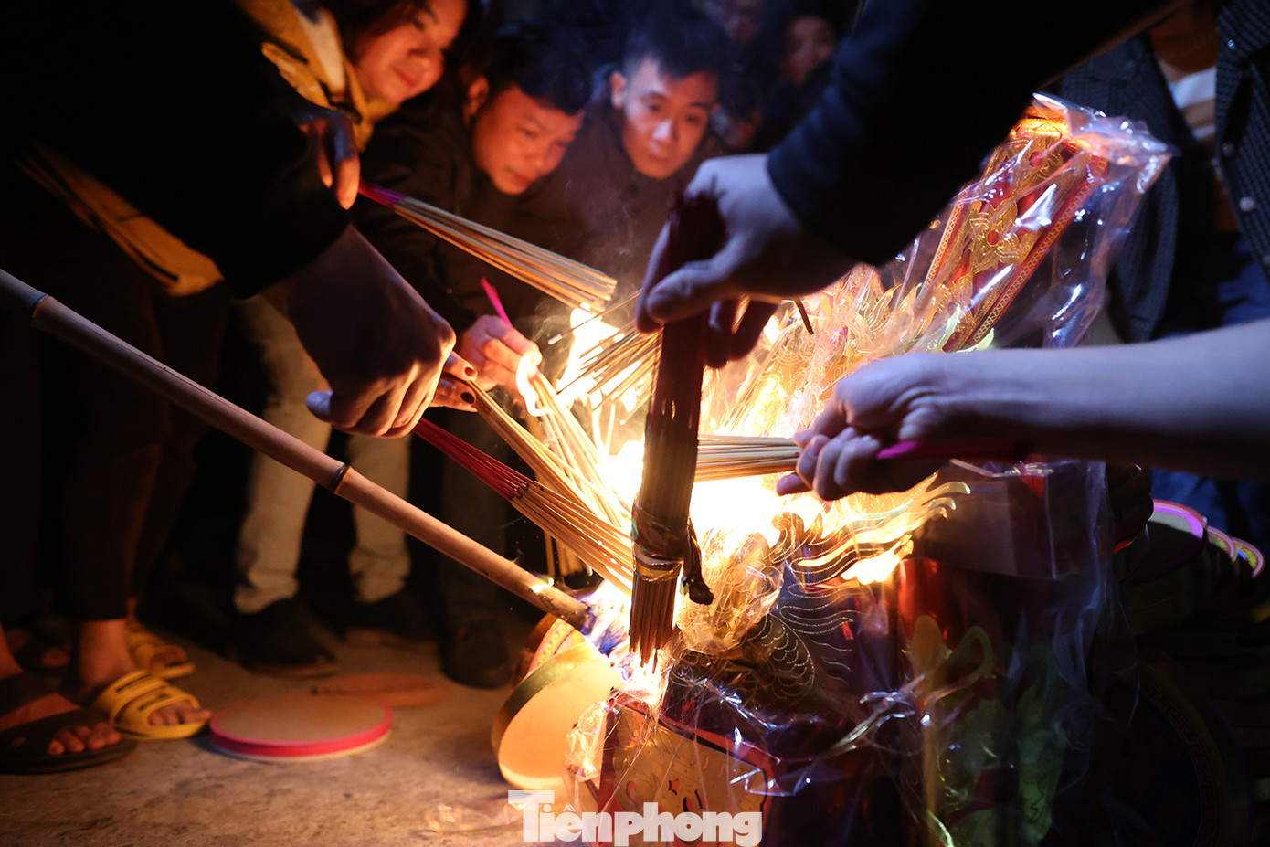 Người dân thi nhau "xin đỏ" từ đây để đem về nhà mong được một năm may mắn, an lành.