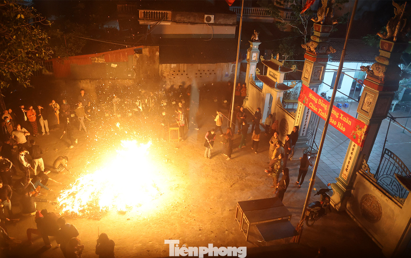 Lửa cháy càng to, người dân càng hào hứng.