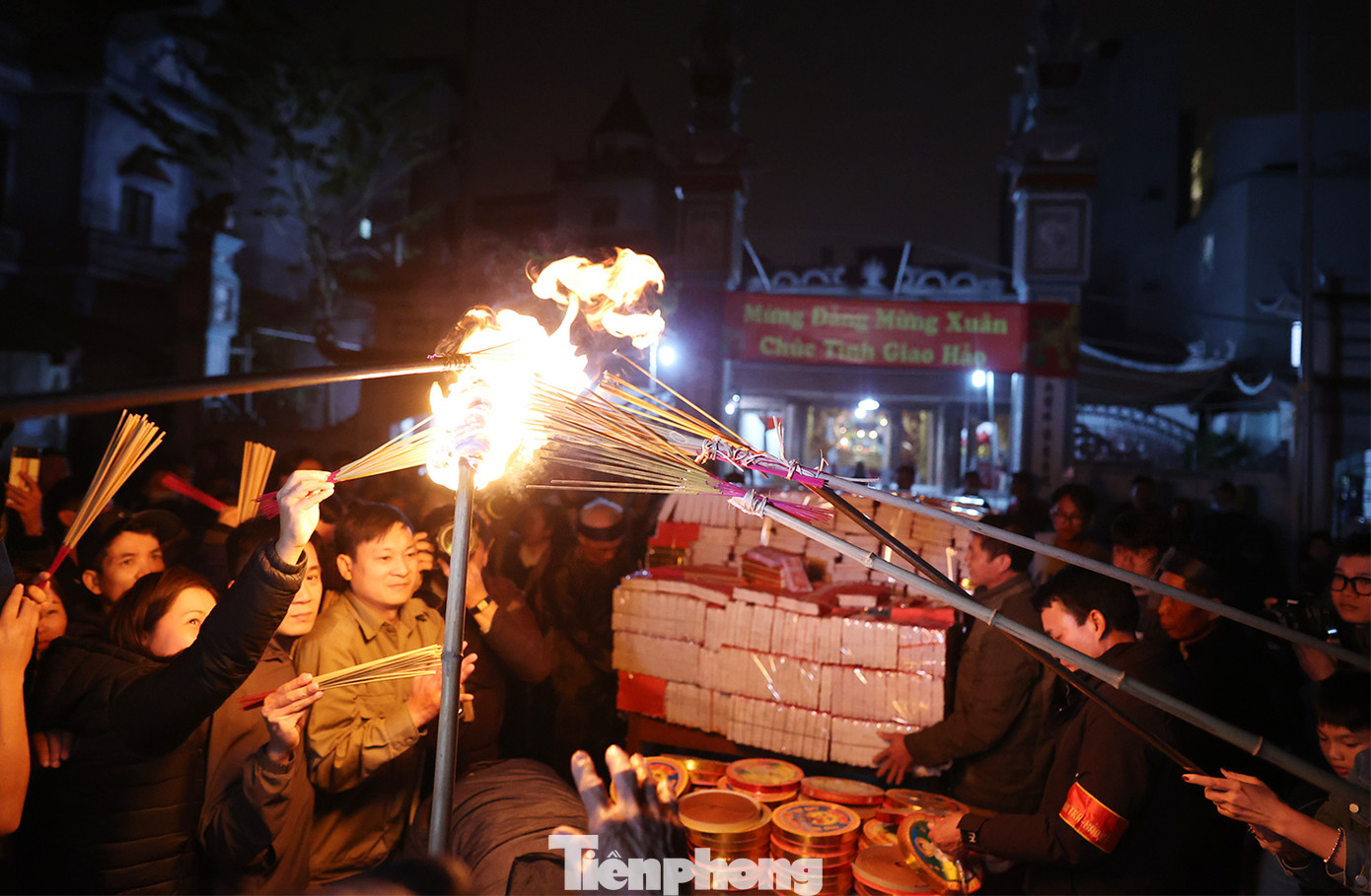 Phần vàng mã được đổ thẳng ra sân đình, cụ đám lấy lửa từ cây gậy để đốt cháy vàng mã.