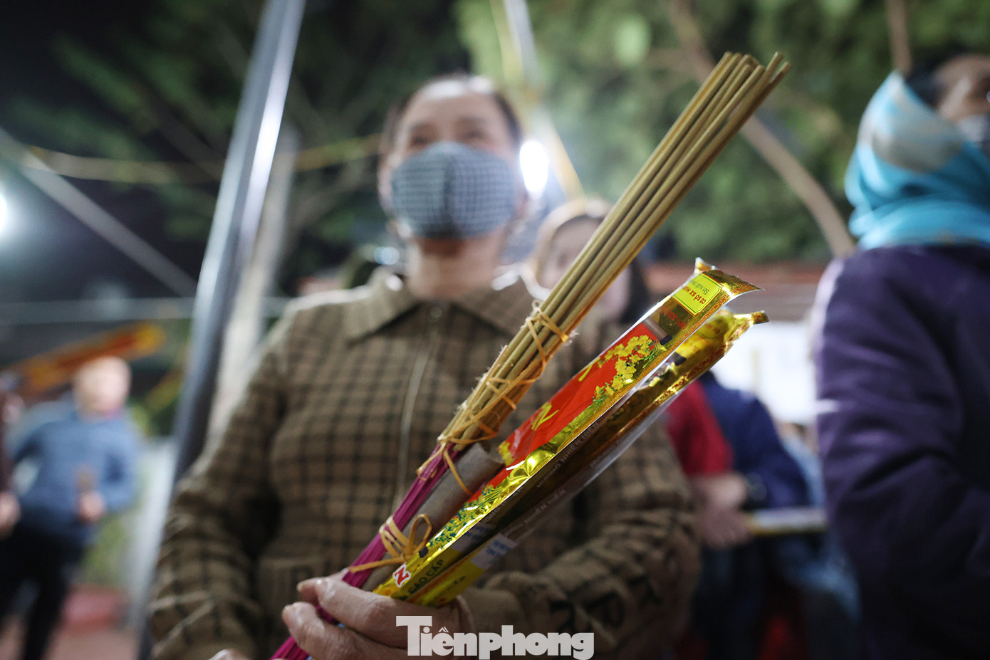 Bác Phạm Thị Mét (74 tuổi) cho biết: "Tục lệ lấy lửa có từ rất lâu rồi, tôi năm nào cũng đi xin lửa để lấy may mắn về cho gia đình".