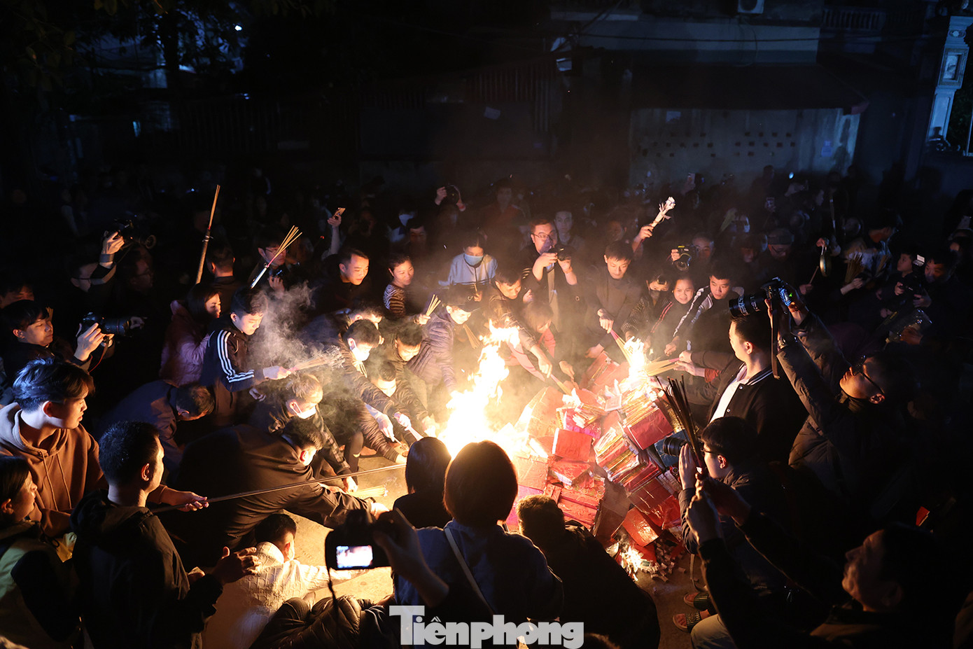 Tất cả cùng đổ xô vào châm lửa với mong muốn có lộc đầu năm.