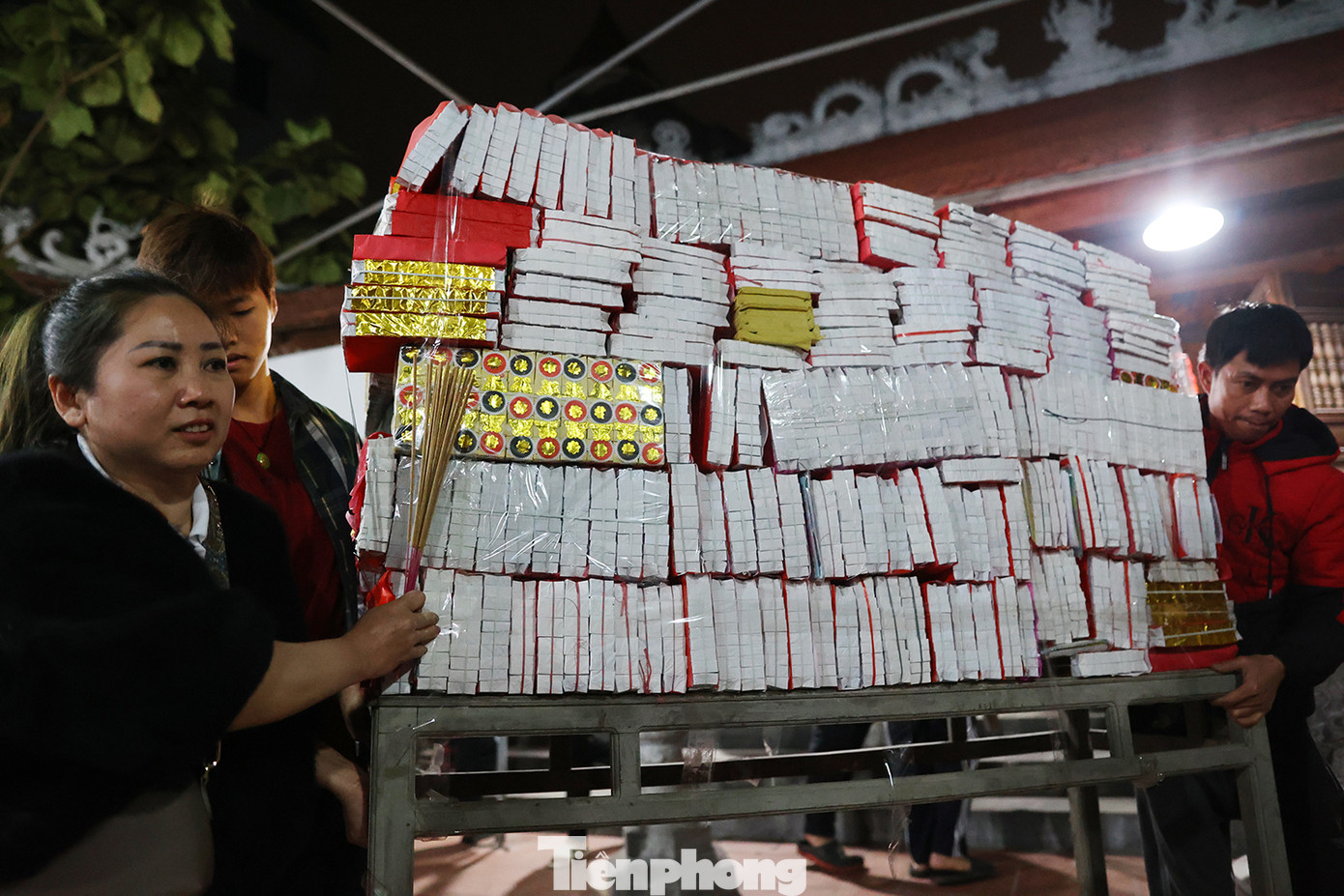 Vàng mã do khách phúng tại đình được đem ra "hóa" làm lửa để châm hương.