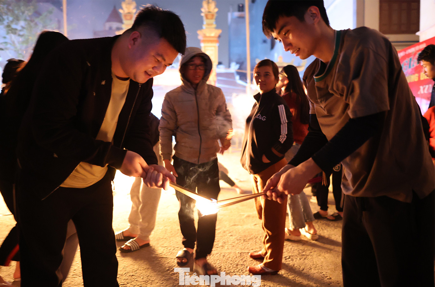 Mọi người thường vun lửa cho nhau, người ở trong sẽ đưa lửa cho người ở ngoài để thể hiện sự đoàn kết của tình làng nghĩa xóm.