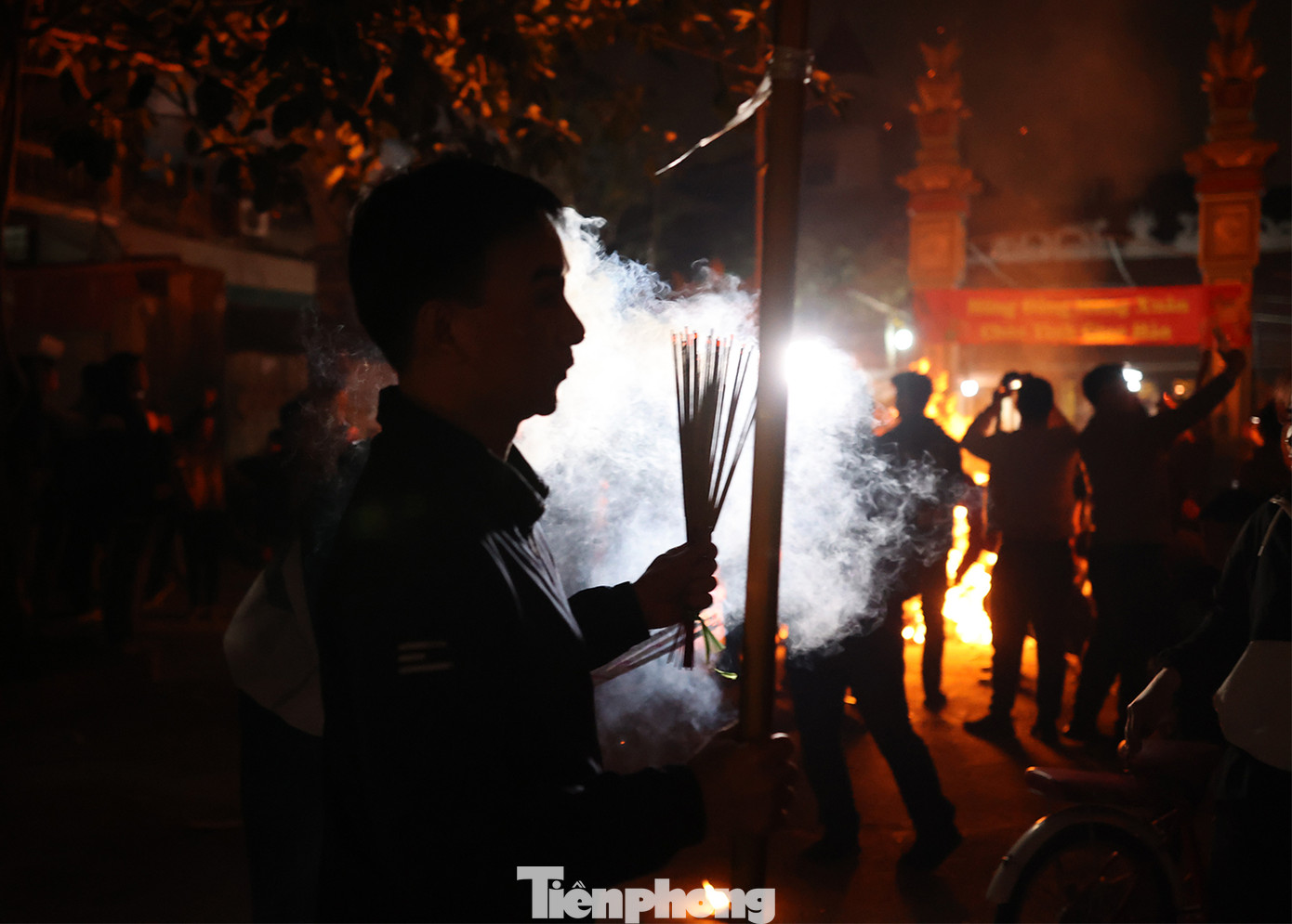 Dân làng quan niệm, ai mang lửa về nhà mình nhanh nhất sẽ được may mắn nhiều, đỏ nhiều. Vì thế, mọi người đều cố gắng lấy bó hương to, giữ ngọn lửa lớn trên đường về, tránh để bị dập tắt.