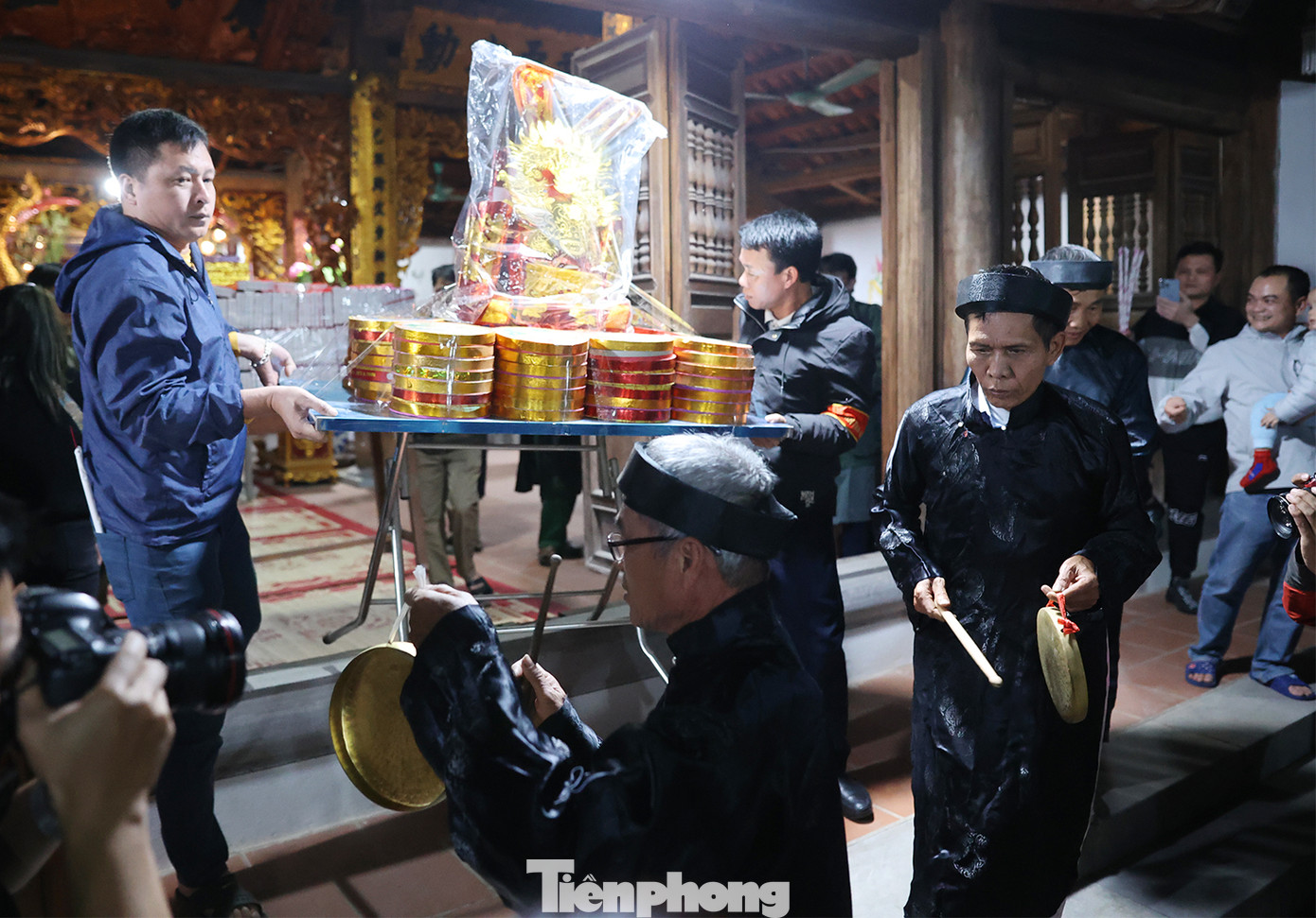 Các vị cao niên trong làng đánh chiêng, trống báo hiệu đến giờ tiến hành nghi lễ truyền thống từ xa xưa trong sự chờ đợi của hàng trăm người dân làng.