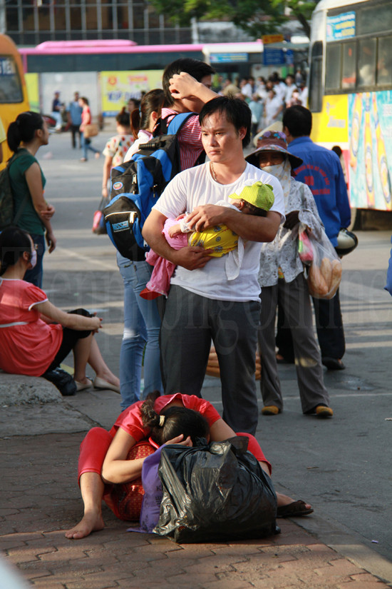 Vẻ mệt mỏi của một gia đình nhỏ sau chuyến xe trở lại thủ đô. Ảnh: Trường Phong