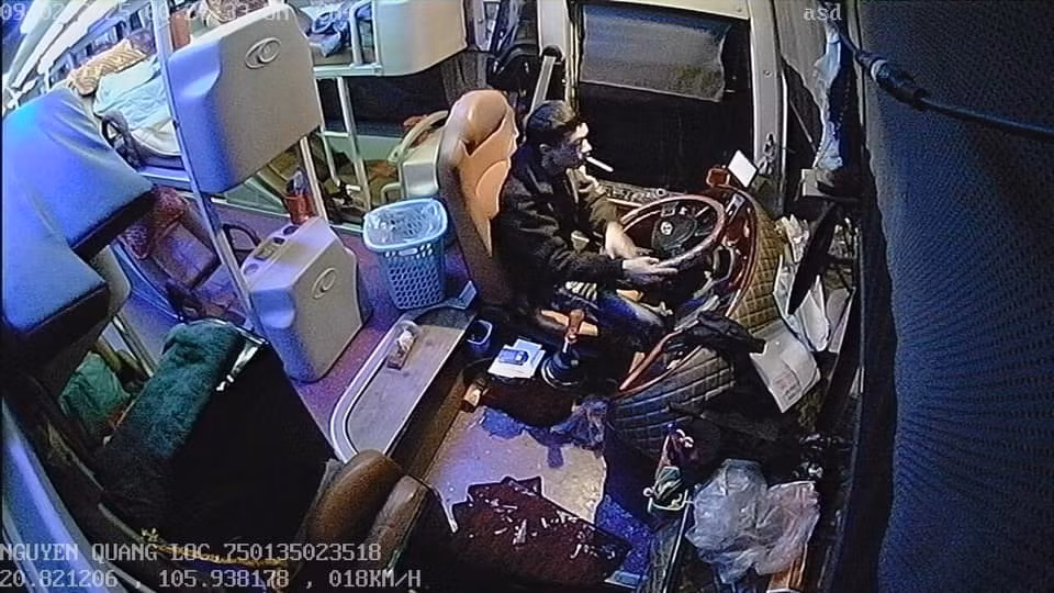 Do không biết lái xe 45 chỗ nên khi leo lên lái xe chiếc xe đã trôi dốc và đâm vào một máy xúc bên đường (Ảnh: Camera trên xe khách ghi lại) Do không biết lái xe 45 chỗ nên khi leo lên lái xe chiếc xe đã trôi dốc và đâm vào một máy xúc bên đường (Ảnh: Camera trên xe khách ghi lại)