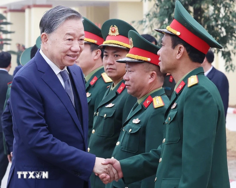 Tổng Bí thư Tô Lâm với cán bộ, sỹ quan chỉ huy Lữ đoàn tên lửa 490. (Ảnh: Thống Nhất/TTXVN) Tổng Bí thư Tô Lâm với cán bộ, sỹ quan chỉ huy Lữ đoàn tên lửa 490. (Ảnh: Thống Nhất/TTXVN)