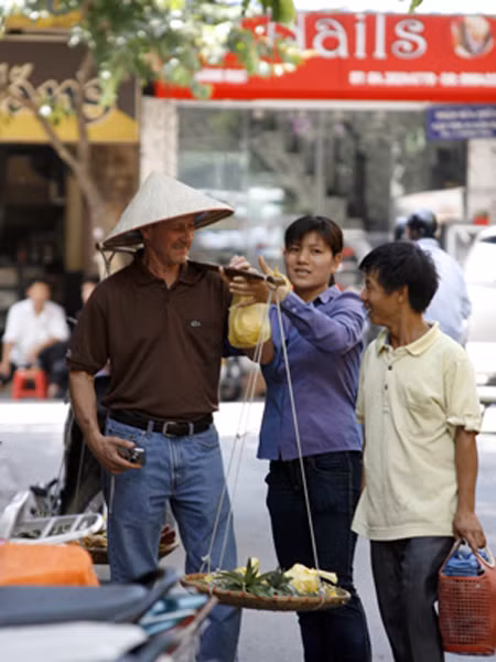 Du khách này đã phải trả 50.000 đồng do trót chụp ảnh với gánh hàng rong. Ảnh: MInh Đức