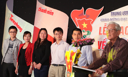 Các tác giải nghe nhà báo Hữu Thọ chia sẻ kinh nghiệm viết bài và tác dụng của các bài báo viết về thanh niên