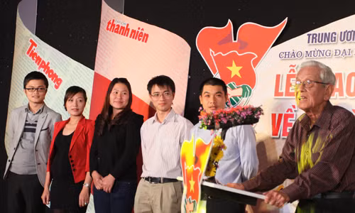 Các tác giải nghe nhà báo Hữu Thọ chia sẻ kinh nghiệm viết bài và tác dụng của các bài báo viết về thanh niên