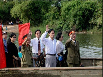 Đại tướng cổ vũ cho các đội đua năm 1999