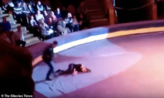 Khán giả la hét khi nữ nghệ sĩ xiếc ngã từ độ cao 4,5m ảnh 4
