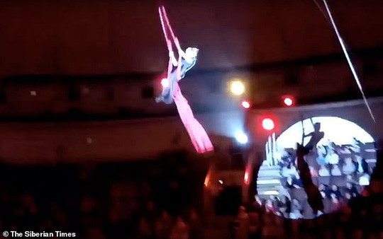 Khán giả la hét khi nữ nghệ sĩ xiếc ngã từ độ cao 4,5m ảnh 2