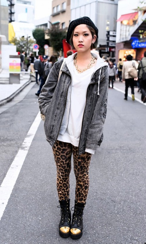Cô bạn Ami (20 tuổi) kết hợp áo khoác denim over bên ngoài hoodie màu ghi và len trắng. Để tạo điểm nhấn cho set đồ, Ami chọn chiếc quần legging hoạ tiết da báo tông xuyệt tông sắc vàng với vòng cổ và boots. Mũ beret cũng là phụ kiện không thể thiếu giúp cô bạn tăng điểm phong cách