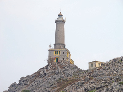 Hải đăng Long Châu (huyện Cát Hải) hơn trăm tuổi, kì vĩ hàng đầu Việt Nam. Ảnh: Phạm Duẩn