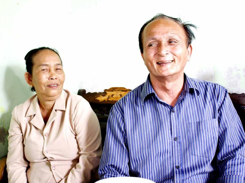 Ông Phạm Đúng vui vẻ bên vợ kể chuyện ngày xưa