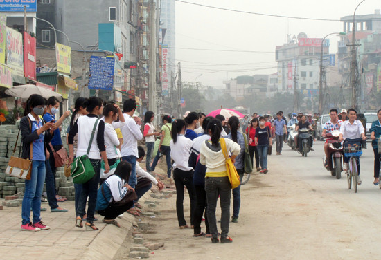Người đợi xe buýt không có một không gian riêng phải đứng tràn ra. Lúc có xe mọi người lại ùa đến xe gây dẫn đến sự mất an toàn giao thông và căng thẳng cho tài xế