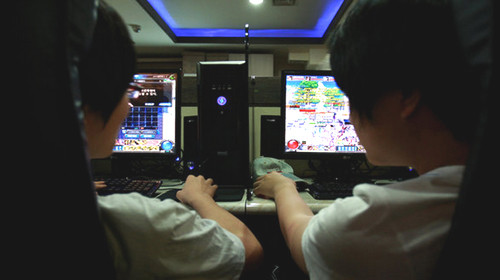 Hai trẻ vị thành niên chơi game online ở Gwangmyeong, Seoul. Ảnh: nytimes.com 