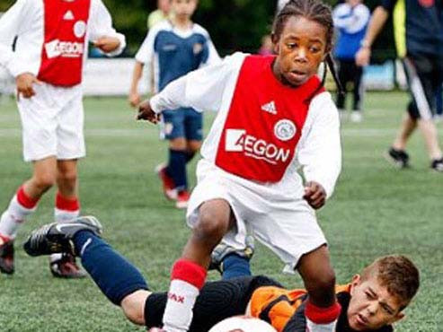 Ảnh minh họa của Sabotage Times về một trận đấu của các cầu thủ nhí tại Hà Lan. Tại Hà Lan, cho đến năm 14 tuổi các cầu thủ trong lò đào tạo ở các đội chuyên nghiệp vẫn thi đấu chung với các cầu thủ nhí nghiệp dư