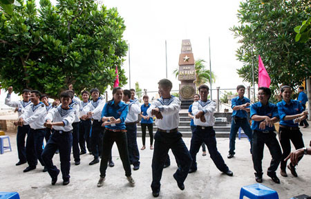 Màn trình diễn đặc biệt các chiến sĩ hải quân nhảy Flashmod Gangnam Style trên đảo An Bằng. Màn trình diễn đặc biệt các chiến sĩ hải quân nhảy Flashmod Gangnam Style trên đảo An Bằng