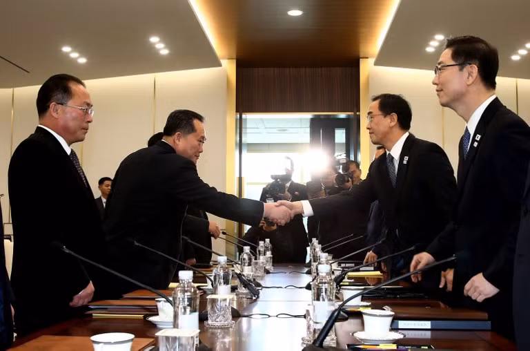 Khoảnh khắc quan chức Hàn - Triều tay bắt mặt mừng tại biên giới ảnh 13