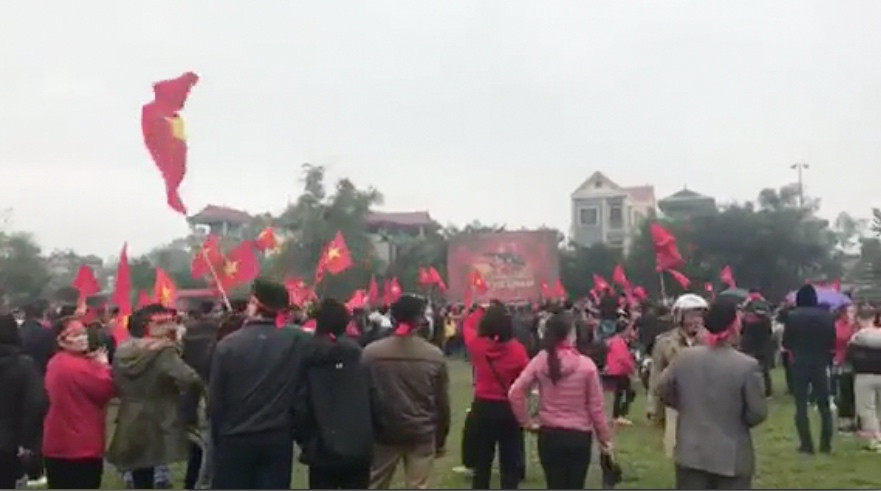 Cổ động viên ngồi xe lăn, truyền máu vẫn cuồng nhiệt cổ vũ U23 Việt Nam ảnh 43