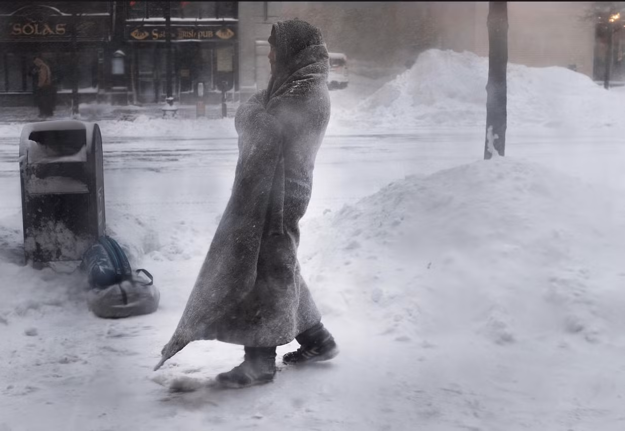 Hàng loạt xe hơi mắc kẹt giữa ‘sông băng’ ở Boston ảnh 13