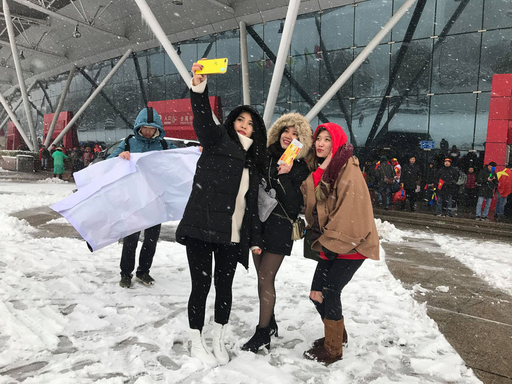 Cổ động viên ngồi xe lăn, truyền máu vẫn cuồng nhiệt cổ vũ U23 Việt Nam ảnh 73