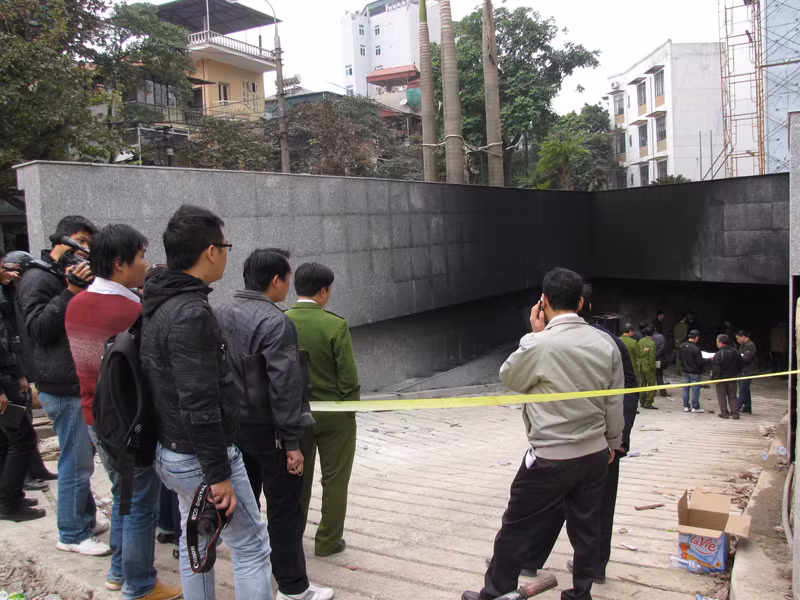 Phóng viên báo chí không được tiếp cận hiện trường. Ảnh: Tuấn Nguyễn