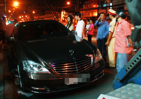 Hai người con của bà được gọi đến để năn nỉ mẹ ra ngoài. Ảnh: An Nhơn (VnExpress). Hai người con của bà được gọi đến để năn nỉ mẹ ra ngoài. Ảnh: An Nhơn (VnExpress)