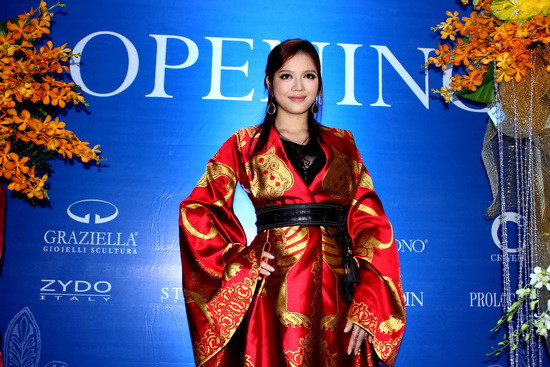 Lý Nhã Kỳ chọn cho mình bộ cánh lộng lẫy và bắt mắt tại buổi khai trương shop kim cương Enigma tối qua