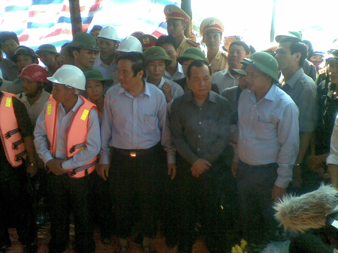 Đồng chí Lê Thanh Hải - Ủy viên Bộ Chính trị, Bí thư Thành ủy Thành phố Hồ Chí Minh, cùng lãnh đạo tỉnh Hà Tĩnh đến hiện trường động viên thân nhân những người bị nạn. Ảnh: Quang Long. Đồng chí Lê Thanh Hải - Ủy viên Bộ Chính trị, Bí thư Thành ủy Thành phố Hồ Chí Minh, cùng lãnh đạo tỉnh Hà Tĩnh đến hiện trường động viên thân nhân những người bị nạn. Ảnh: Quang Long