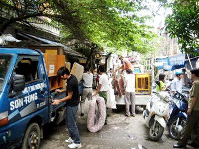 Người dân tháo chạy khỏi tòa nhà C1 Thành Công vào năm 2008