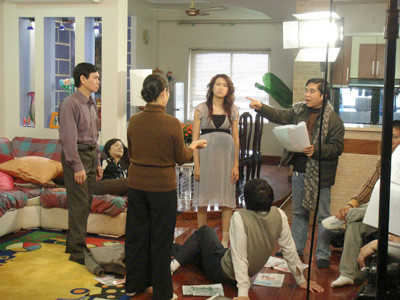 Ê kíp làm phim đang thực hiện các cảnh quay cho "Người đàn bà thứ 2" Ê kíp làm phim đang thực hiện các cảnh quay cho "Người đàn bà thứ 2"