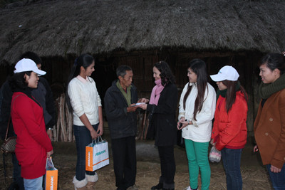 Ảnh Ngọc Hân và bà Phạm Thị Hiền – PTGĐ ABBANK tặng quà tại nhà gia đình ông Ly A Vàng