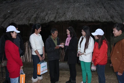 Ảnh Ngọc Hân và bà Phạm Thị Hiền – PTGĐ ABBANK tặng quà tại nhà gia đình ông Ly A Vàng