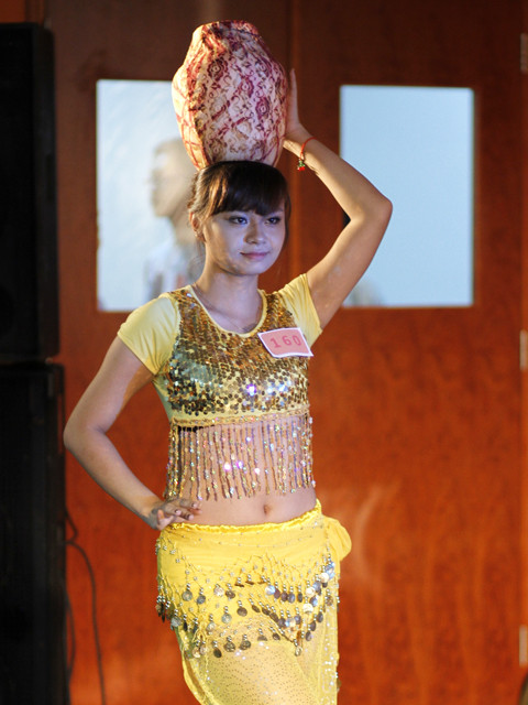 Thúy Nga (ĐH Sư phạm) với điệu múa 