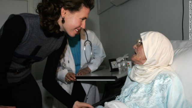 Bà Asma thăm người dân ở thủ đô Damascus hồi tháng 12/2007