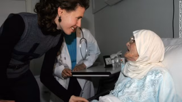 Bà Asma thăm người dân ở thủ đô Damascus hồi tháng 12/2007