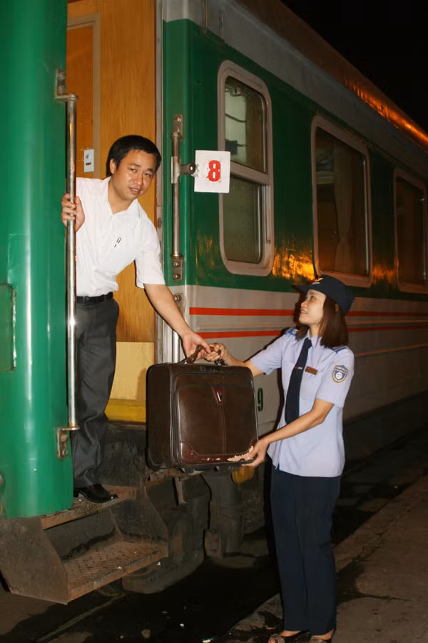 Nhân viên nhà tàu phục vụ trên chuyến tàu LC 3 cận tết