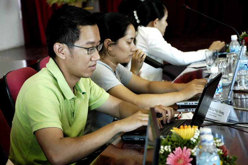 Bạn Hồ Lê Việt Hưng (áo xanh) đang trả lời bạn đọc. Bạn Hồ Lê Việt Hưng (áo xanh) đang trả lời bạn đọc.