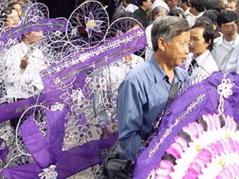 Nghị định đám tang công chức, viên chức có không quá 7 vòng hoa