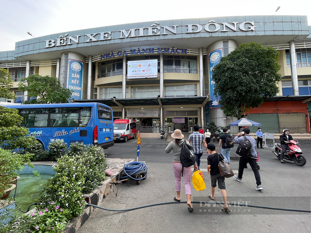 Sáng 31/12, ghi nhận của Dân Việt tại bến xe miền Đông (quận Bình Thạnh) - bến xe được xem có quy mô lẫn lượng hành khách lớn nhất TP.HCM, cho thấy lượng khách ra vào đìu hiu. Cảnh vắng vẻ này trái ngược hoàn toàn với các năm trước mỗi dịp Tết Dương lịch khi người dân ùn ùn ra bến xe để về quê.