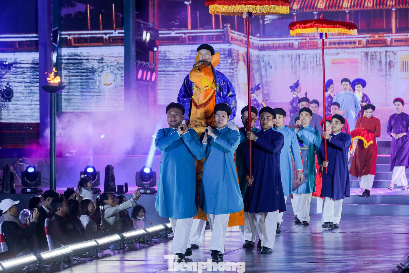 Màn trình diễn độc đáo của áo dài Huế