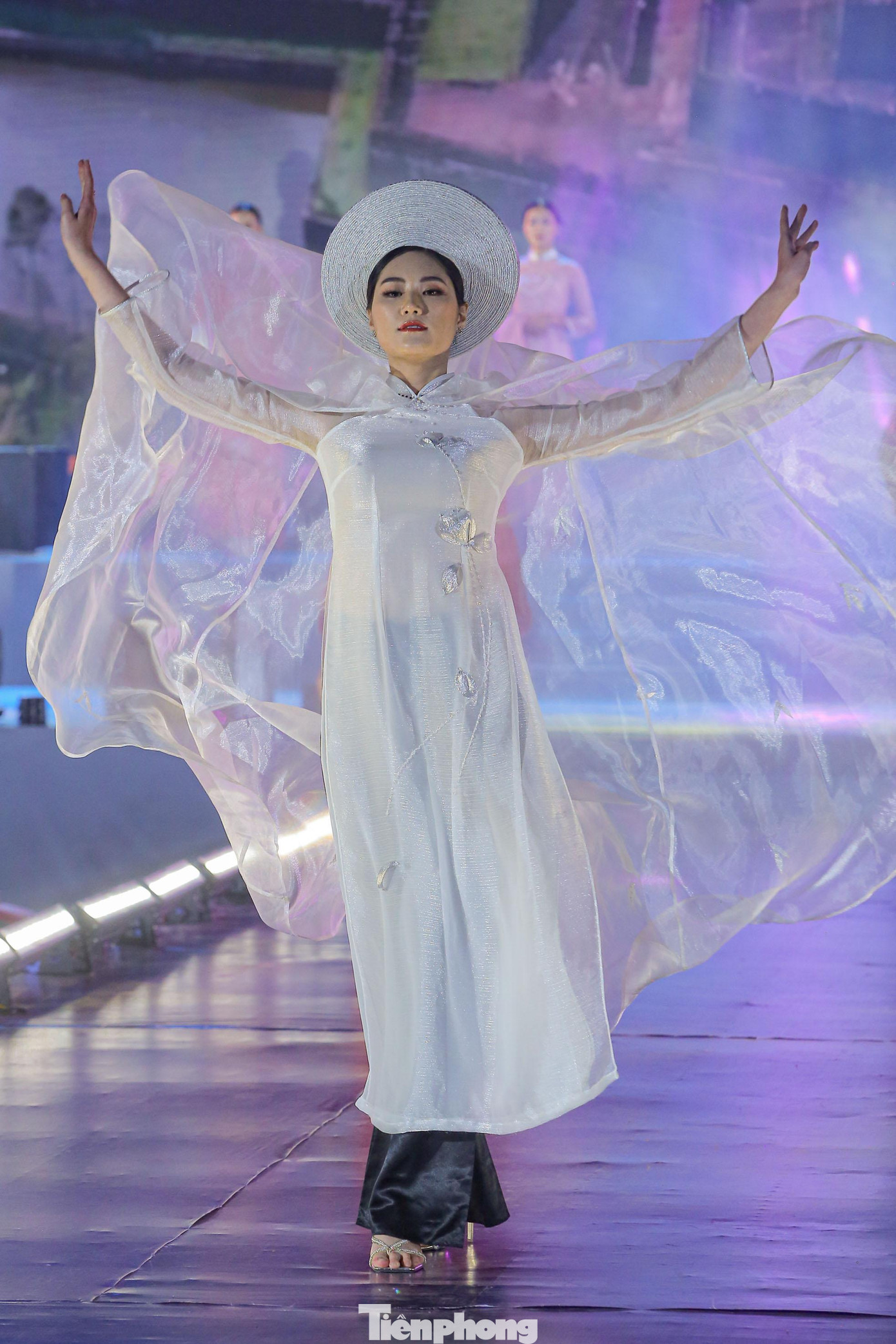 Vũ điệu sen là phần trình diễn được nhiều du khách tán thưởng.