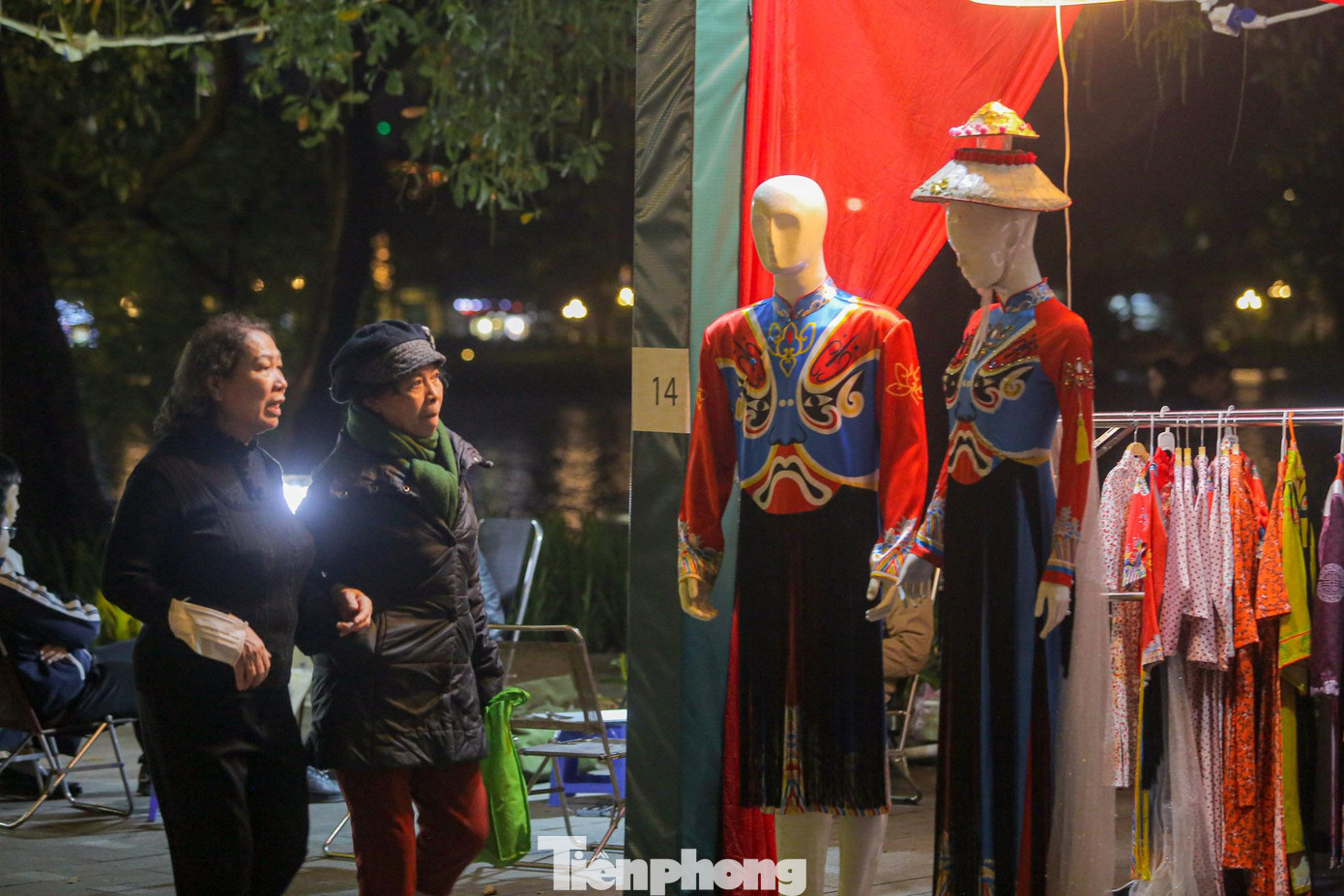 Trong khuôn khổ Lễ hội Áo dài du lịch Hà Nội có nhiều hoạt động hấp dẫn như trưng bày 50 gian hàng giới thiệu sản phẩm áo dài 3 miền tại không gian phố đi bộ hồ Hoàn Kiếm.